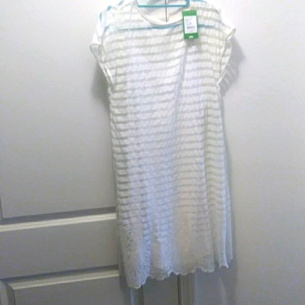 Nwt beautiful sleeveless dress with a design on the bottom of dress